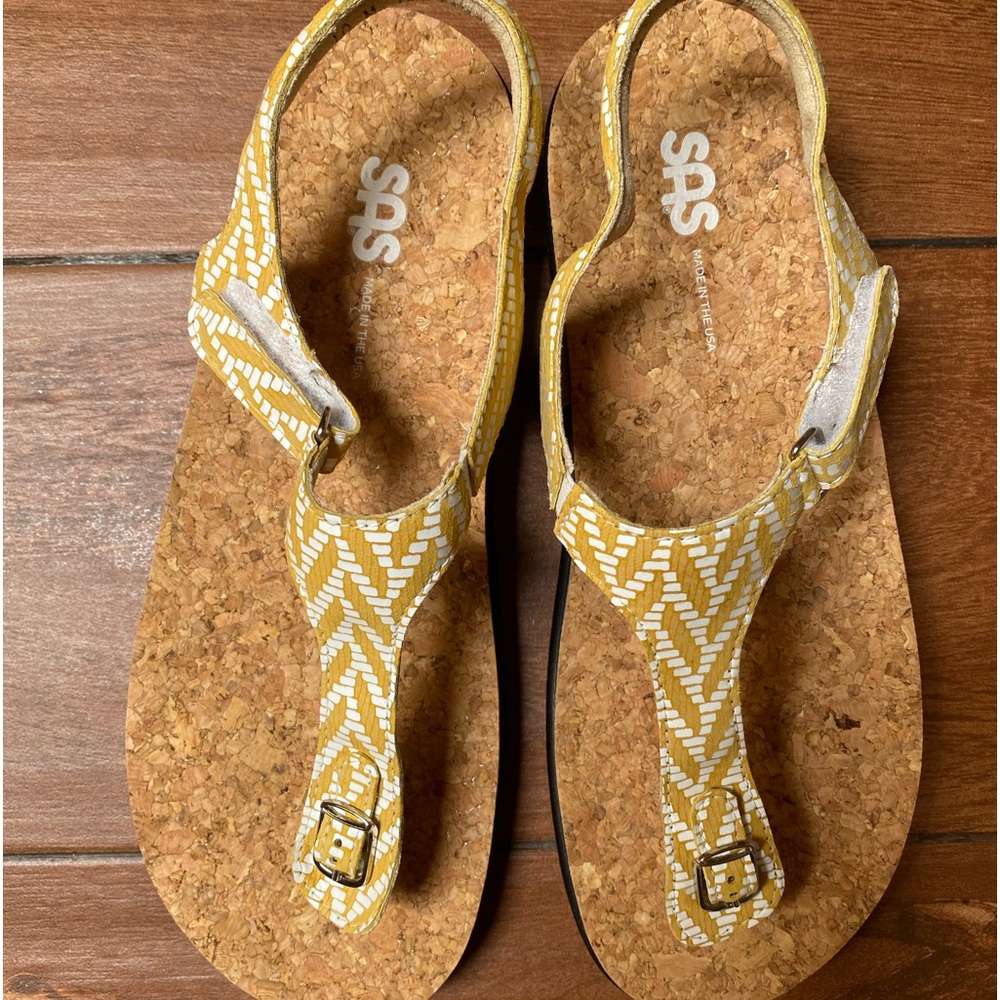 NEW SAS Yellow Chevron Sandals 10